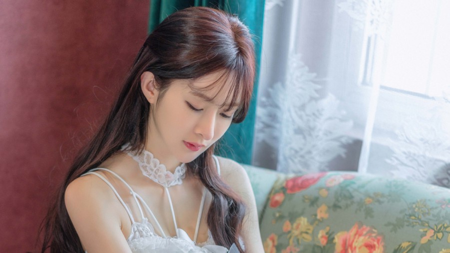 居家 沙发 小清新长发美女 白色裙子 唯美美女4k高端电脑桌面壁纸 – 高清 桌面壁纸 开放版权素材 免费下载 手机